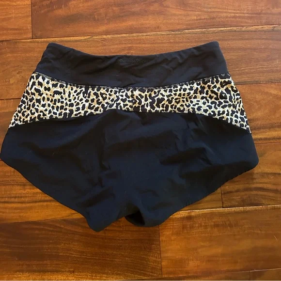 DISCONTINUED HUDSON OUTDOOR VOICES SHORT LARGE 2.5 in LEOPARD - Picture 2 of 2
